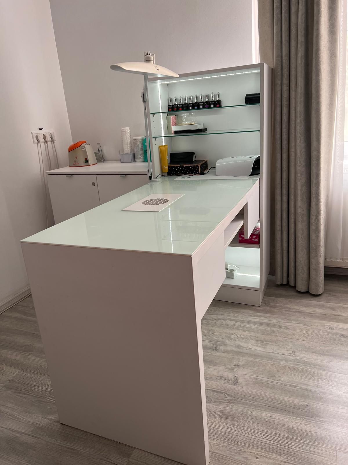 Vând mobila de salon