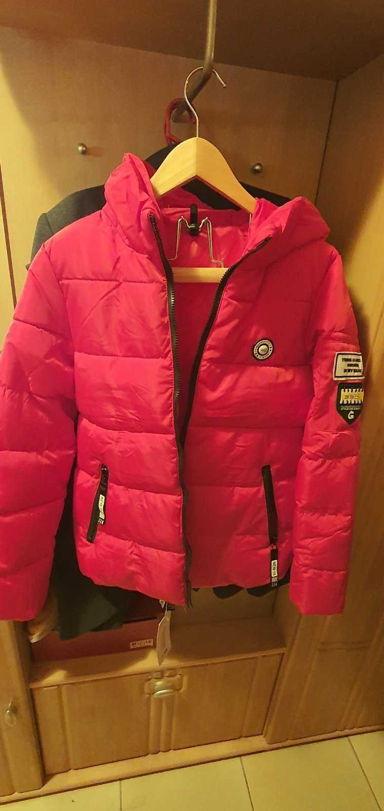 Дамско - юношеско зимно червено яке с качулка.