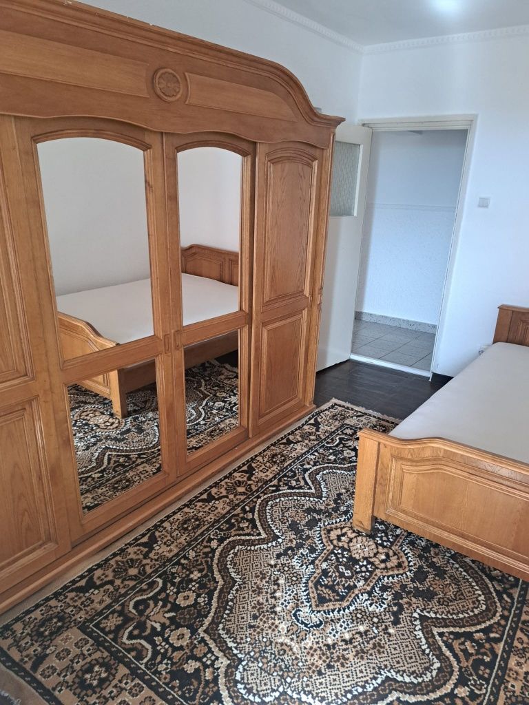 Închiriez apartament!