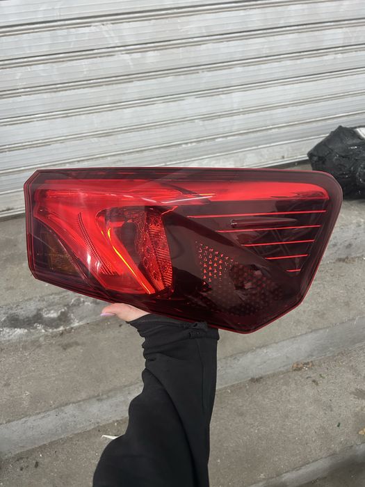 Десен стоп Тойота Авенсис 2015/2019