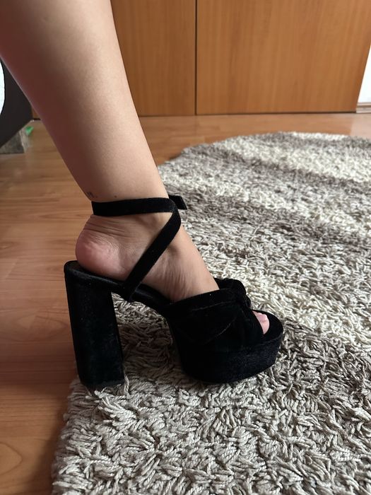 Sandale cu toc din catifea 38