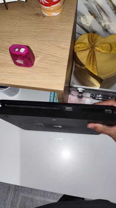 PS4 slim с два контролера и две игри  !!!