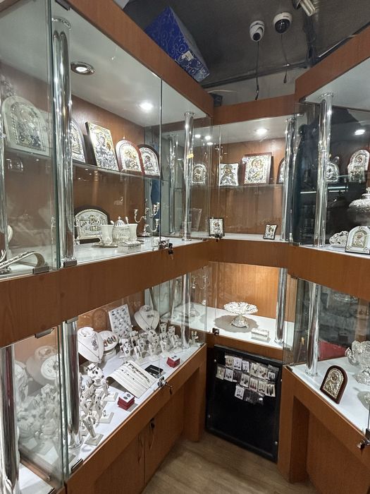 Vand corpuri expozitie magazin