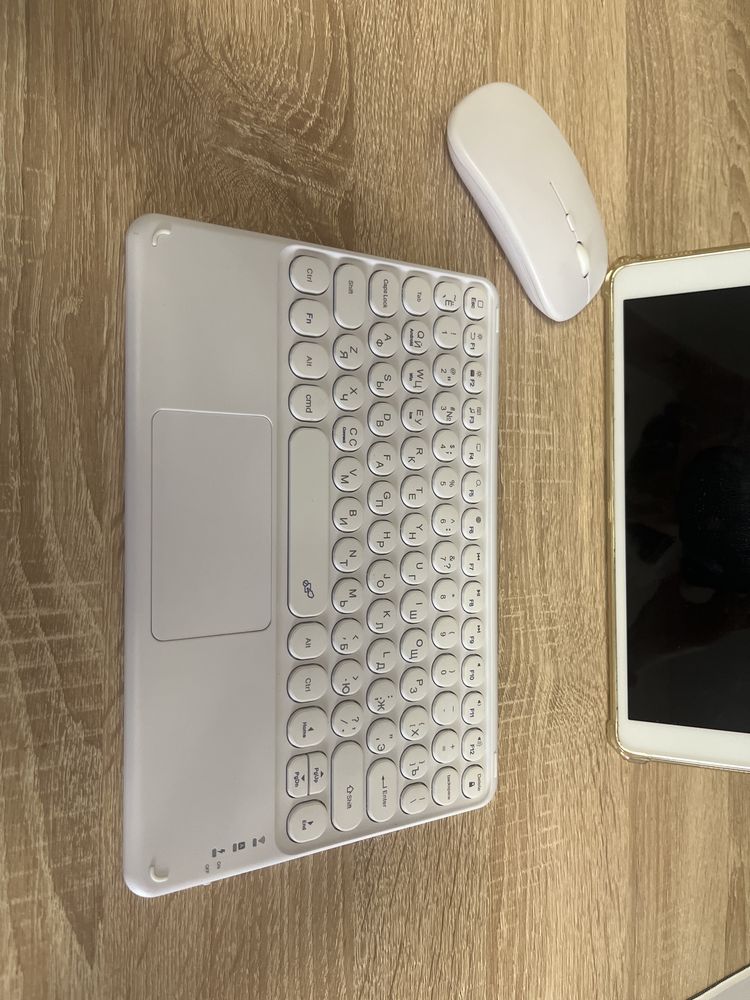 Продам клавиатуру для ipad, с мышкой, в идеальнольном состоянии