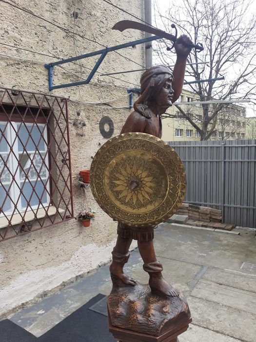 Vând statuetă din lemn