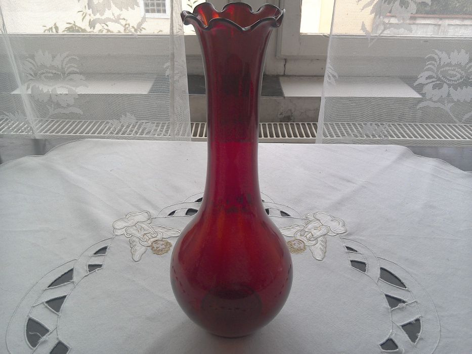 Vază de sticlă Murano, roşu rubin, colorată în masă, bordură lobată