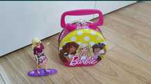 Gentuța și figurina Barbie