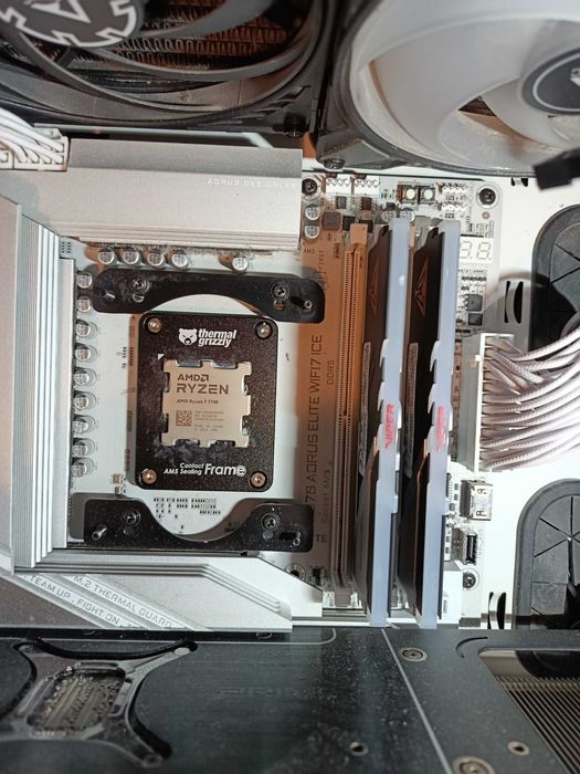 Procesor Ryzen 7 7700 tray, de la Vexio, cu peste 2 ani garanție