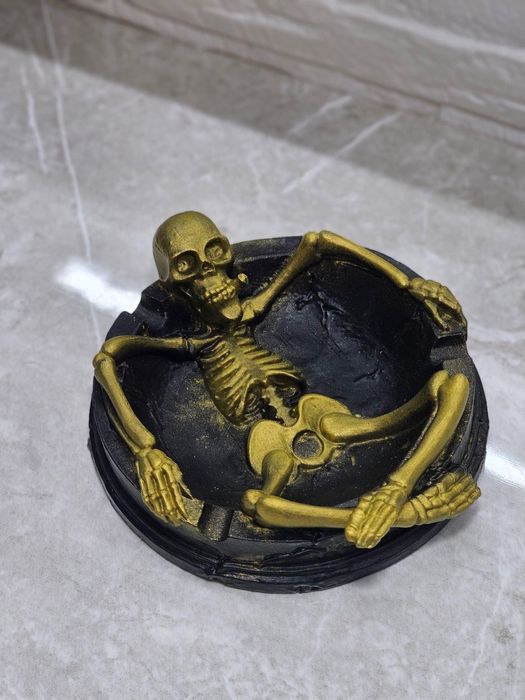 Пепелници с черепи и скелети