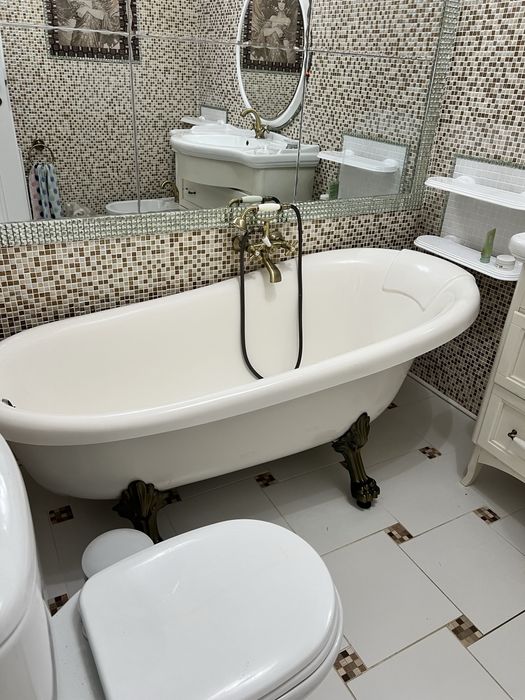 Baie completa cu cada freestanding, lavoar, corp mobila, oglinda led