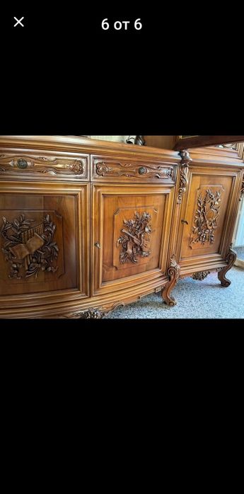 Масивна антикварна дървена витрина