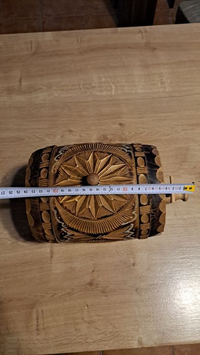 Butoiaș de lemn sculptat manual