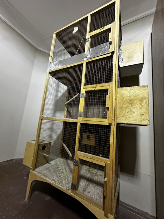 Qafas sotiladi uch etajlik