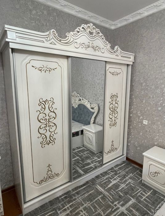 Спальный гарнитур ( кровать без матраса, две тумбы, шкаф, трюмо)