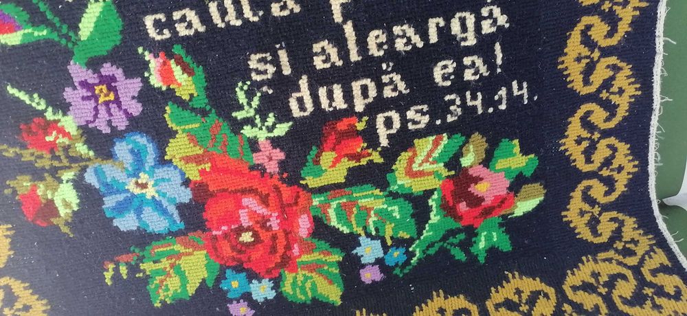 carpeta  cusuta  manual 60x60 cm pret  80 lei