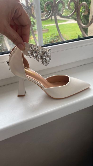 Новые туфли 38р белый перламутр