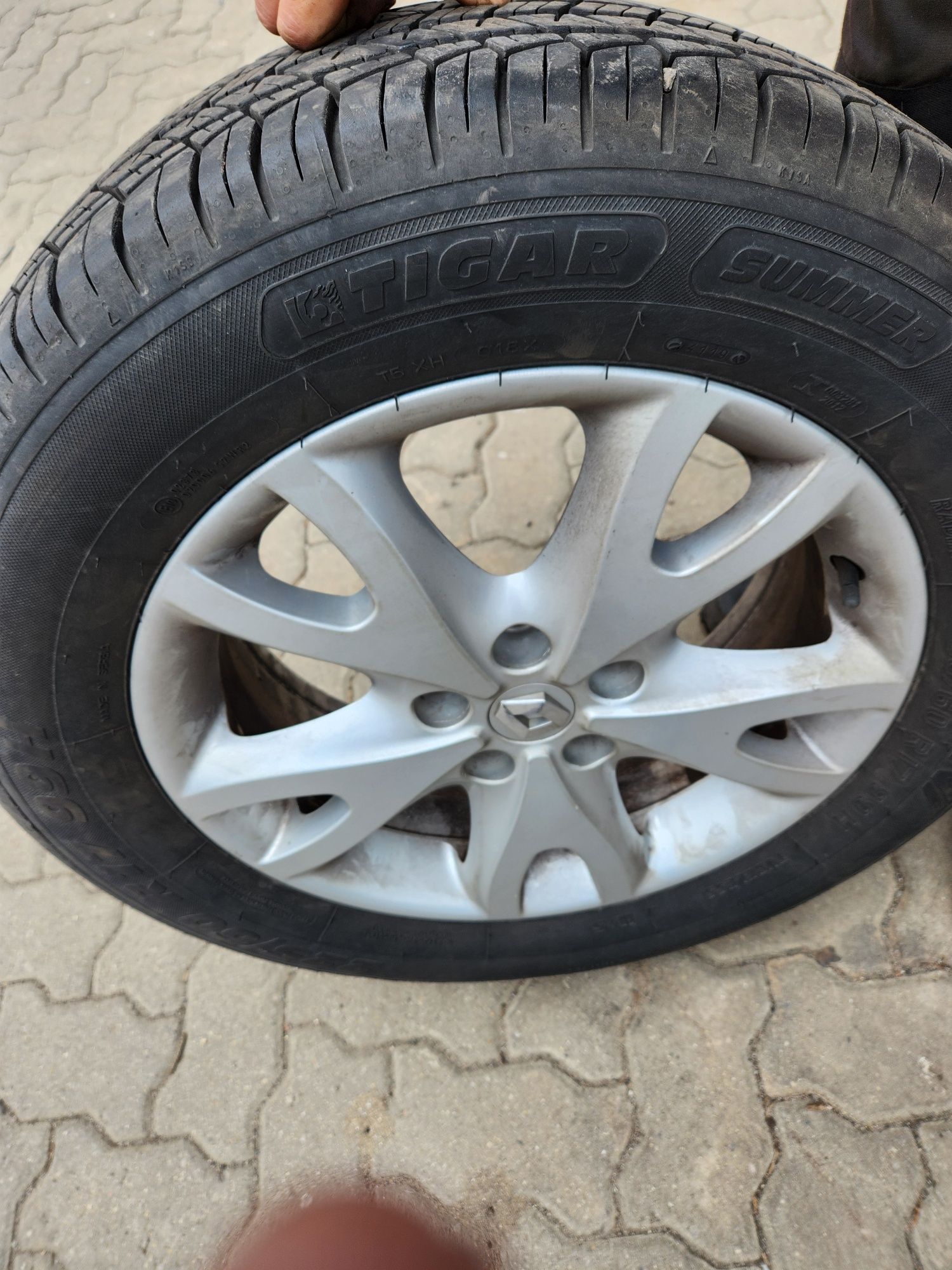 4 на практика нови летни гуми на оригинални джанти от Рено Колеос 2013