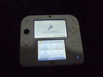 Consola Nintendo 2DS fara pen, cu incarcator si card de 4Gb
