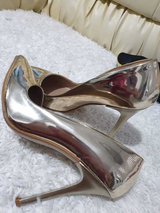 Pantofi stiletto aurii