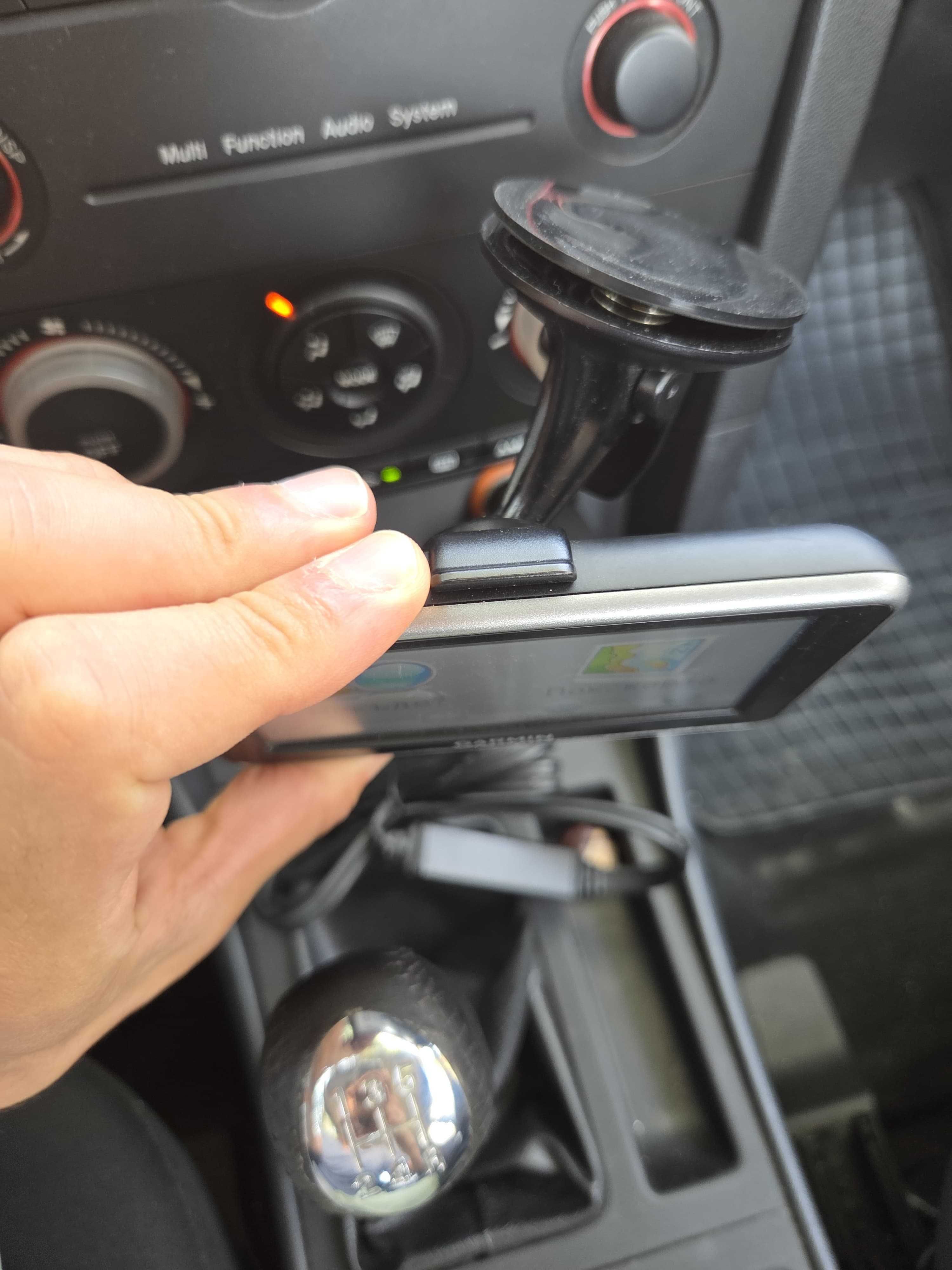 Garmin Nüvi 2350 навигация със стойка и зарядно за запалка