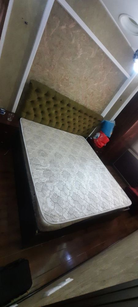 Продается двуспальная кровать с матрасом в хорошем состоянии
