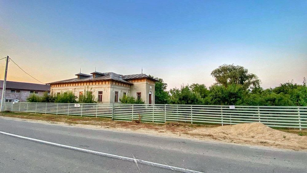 Conac boieresc cu teren de 2300mp  - situat în satul Merii-zona Găești