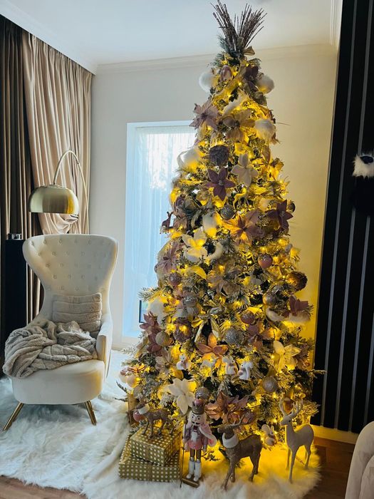 Brad de Craciun artificial pe segmenti alb verde