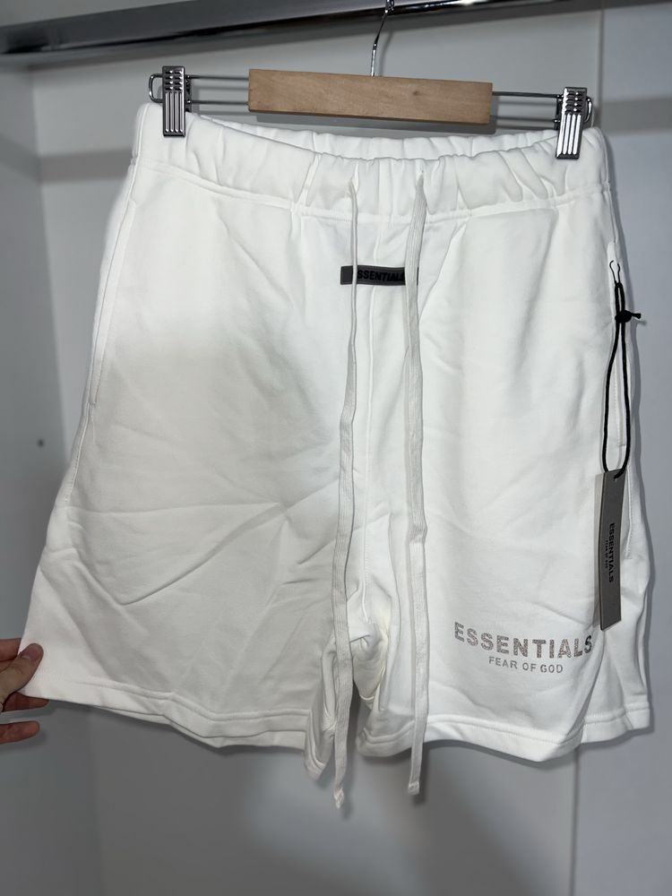 Pantaloni scurti essentials alb M (nike,jordan,gucci)