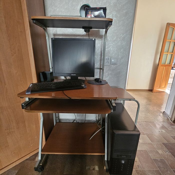 Компьютерный стол и компьютер