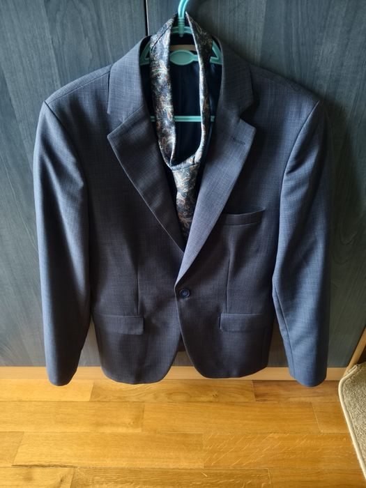 Sacou bărbătesc albastru cu cravată albastră