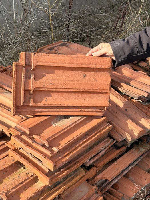 Бетонови бордюри, тухли, плочки и керемиди