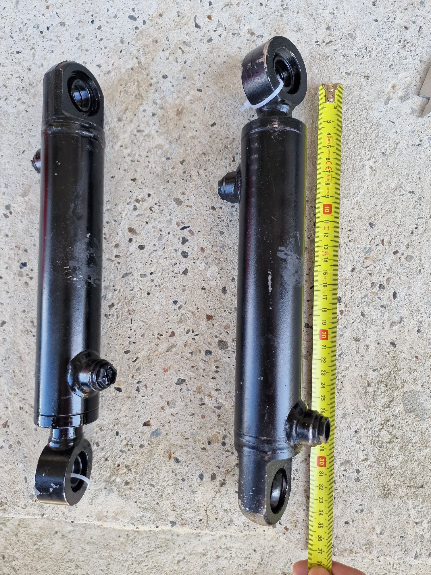 Cilindru directie dimensiuni 31 cm între centri gaurilor preț 550 lei