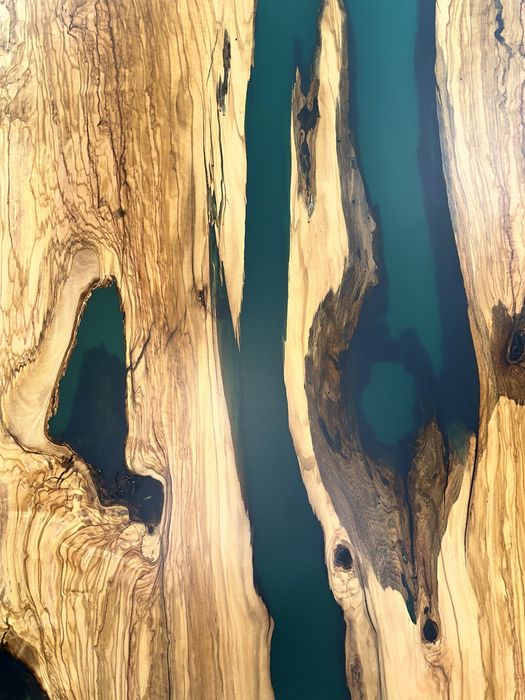 Трапезна маса от маслина и епоксидна смола зелен цвят