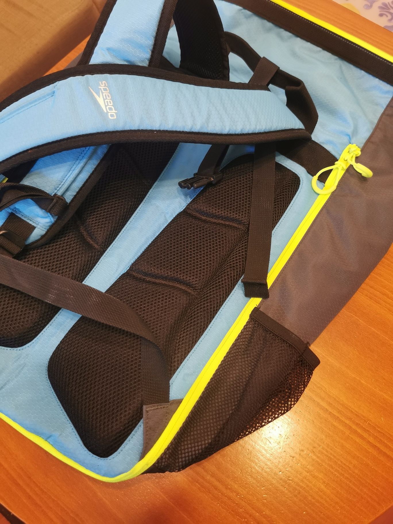 Продавам спортна раница Speedo