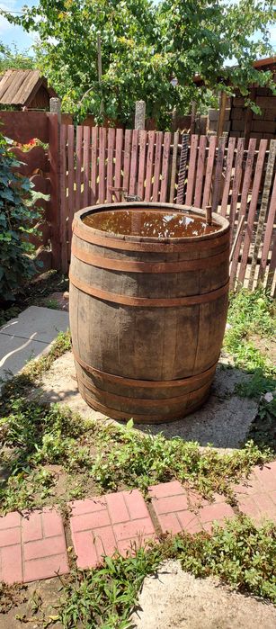 Butoaie din lemn vechi