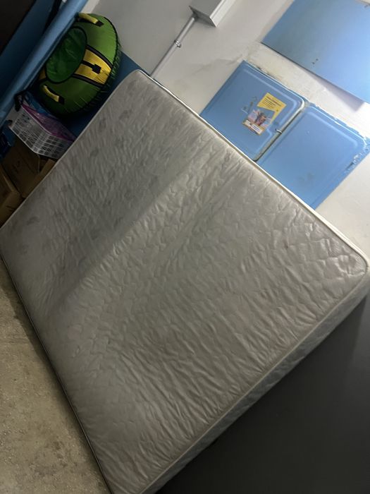 Большой матрас, чистый. Даром