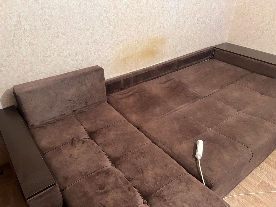 Продам угловой диван со столиком