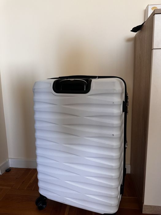 Бял куфар с размери 49х78