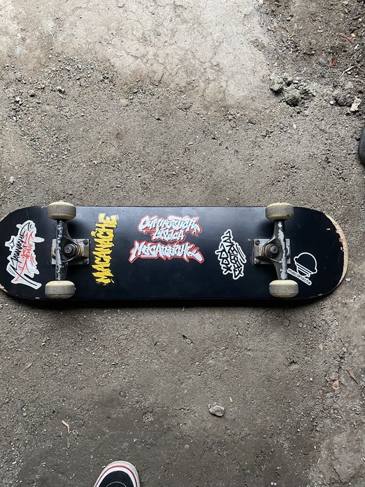 skateboard cu stickere macanache