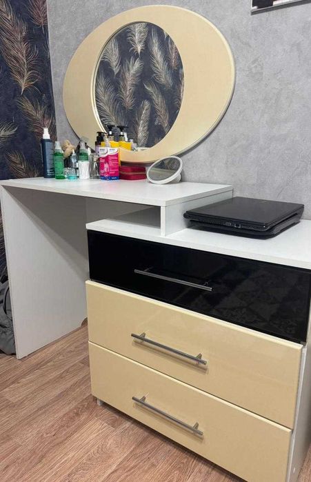 Продам туалетный столик