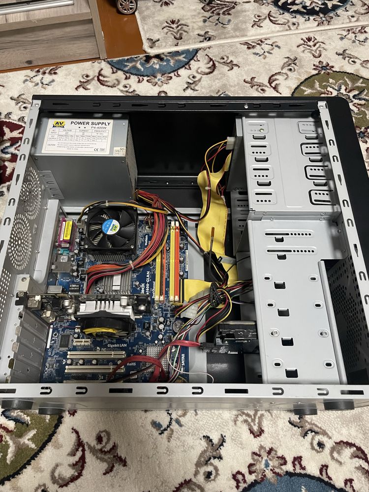 AV Tech stol komputeri