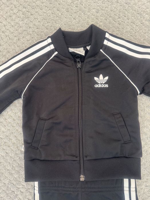 Оригинален екип на Адидас, за бебе на 3-6 месеца, 68 см. Като нов!