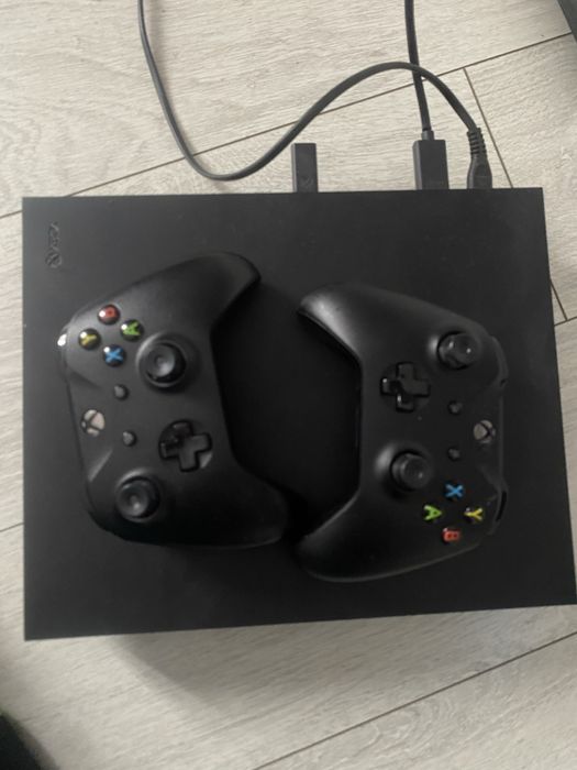 xbox one x,1TB, 2x controller