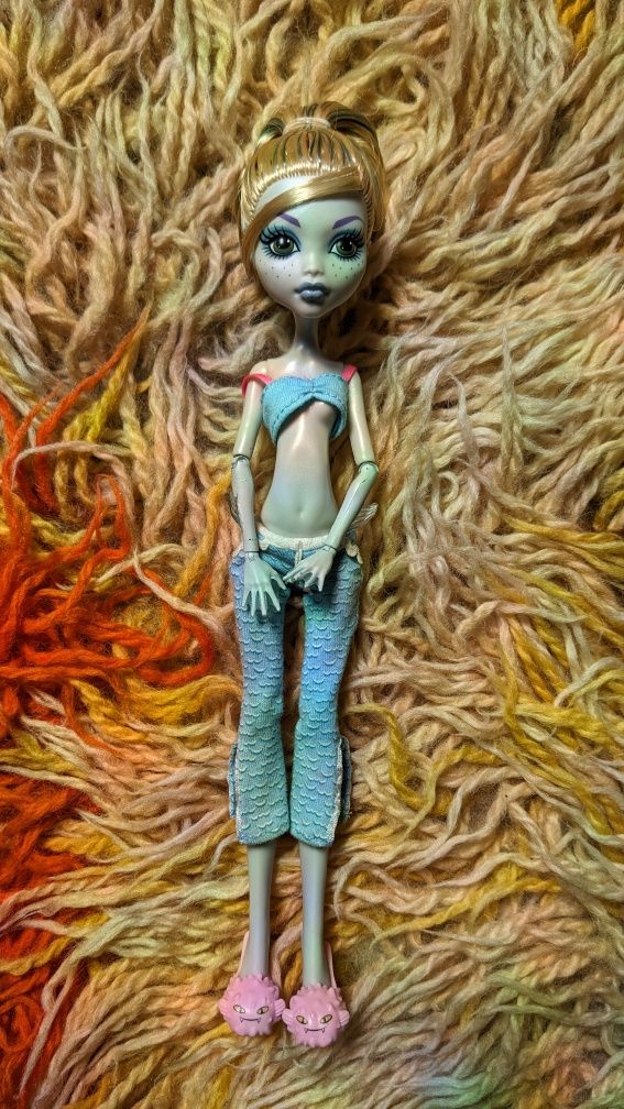 Monster high Fearidescent Draculaura и Dead Tired Lagoona