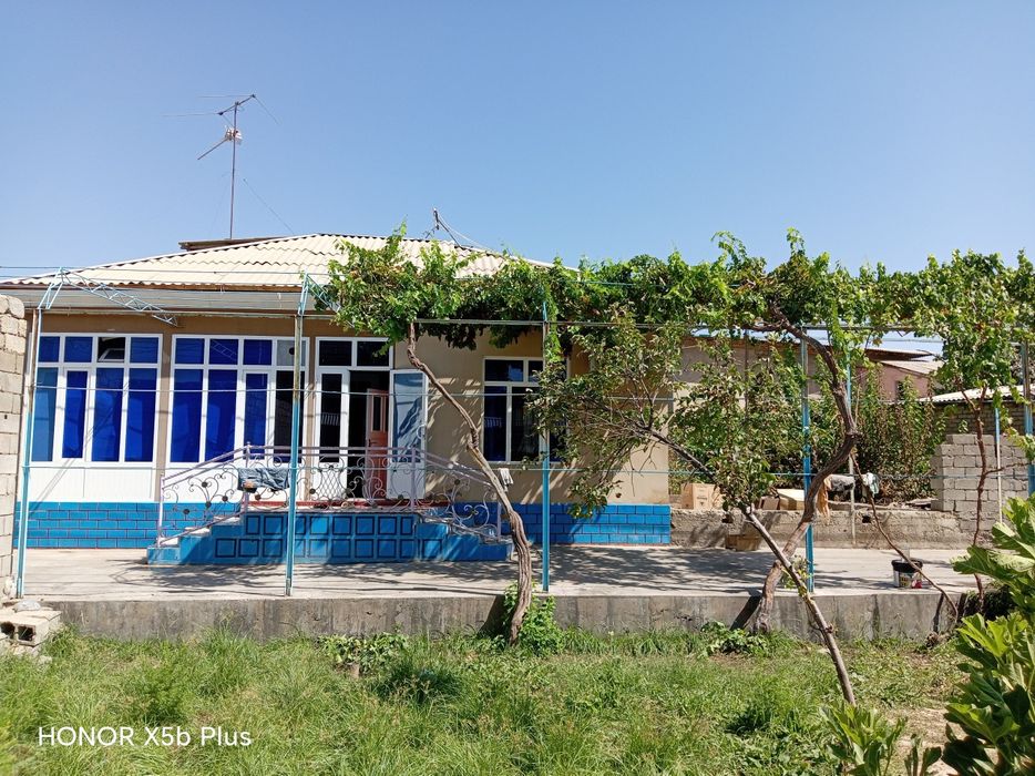 Markazdan Ilonhona M F D 4 sotli xolini yarimi sotiladi.