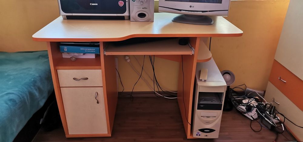 Продавам секция и бюро