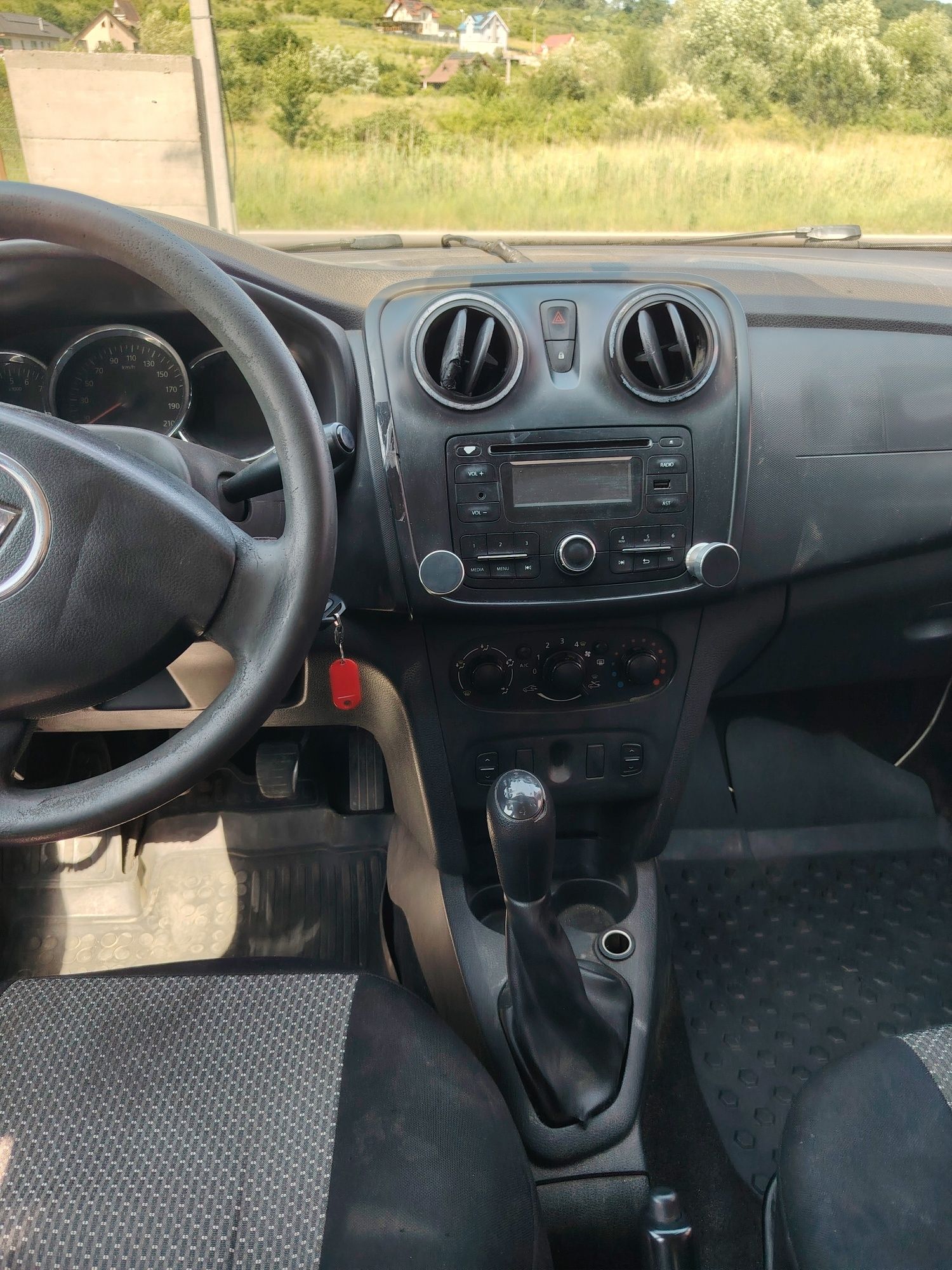 Vând Dacia Logan