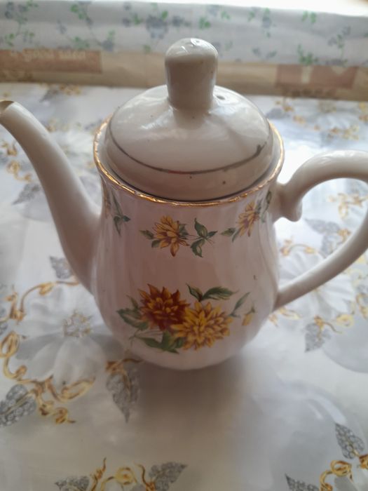 Чайники красивые новые продам за 2000 одна штука