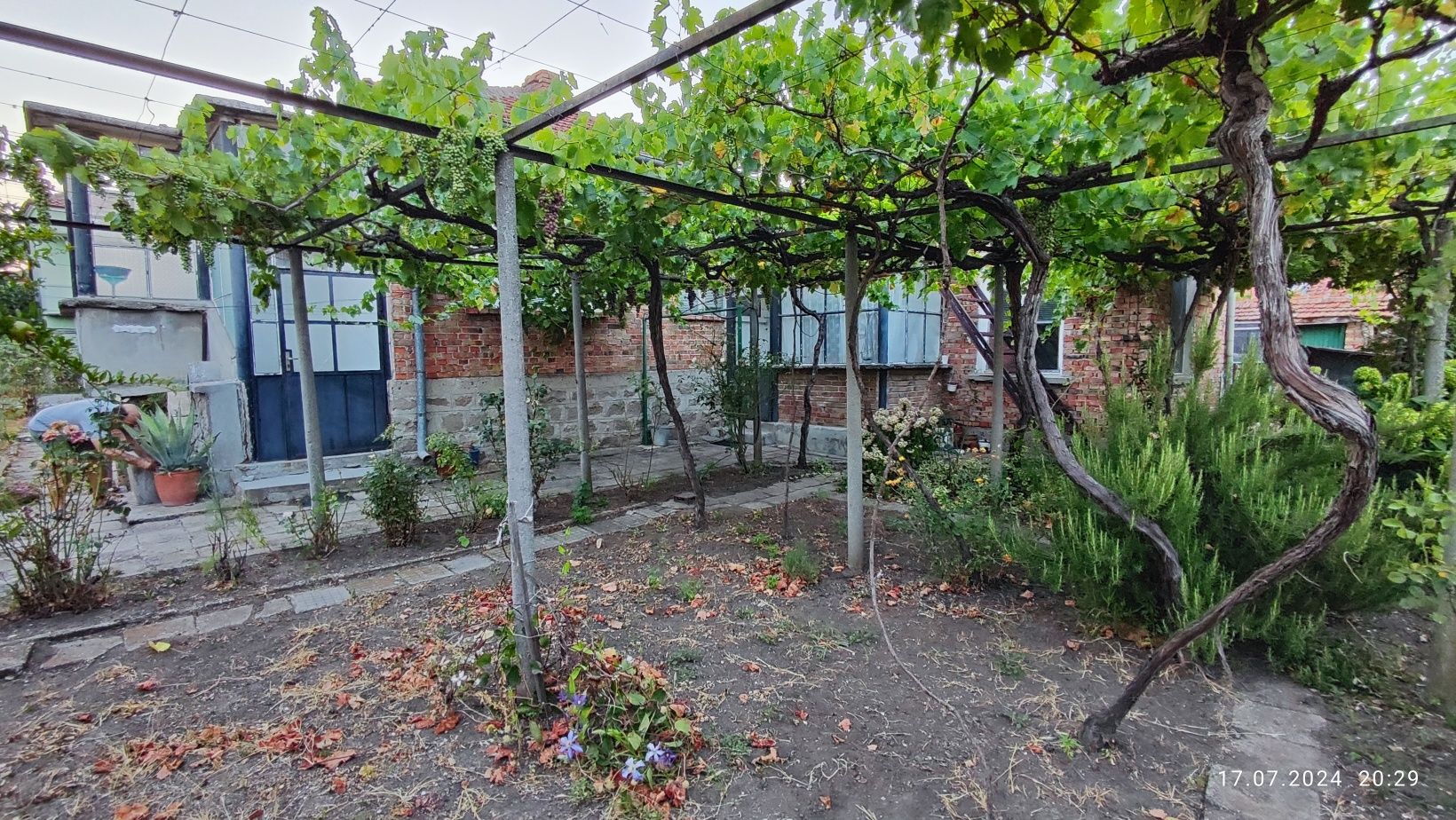 Къща за продажба гр. Камено, две сгради, гараж и двор УПИ 630 кв.м,  Р