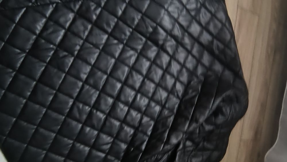 Jachetă lungă, impermeabila, matlasată. Modernă și foarte puțin purtat